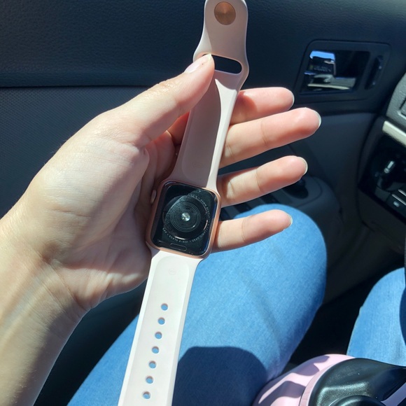 Rose Gold Series 4 Apple Watch - Picture 3 of 5